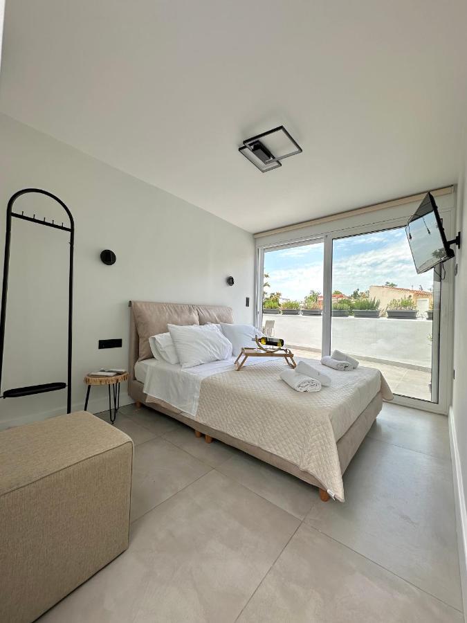 אתונה Step One | Luxury Suites Right In The Heart Of Acropolis Next To Metro Station מראה חיצוני תמונה