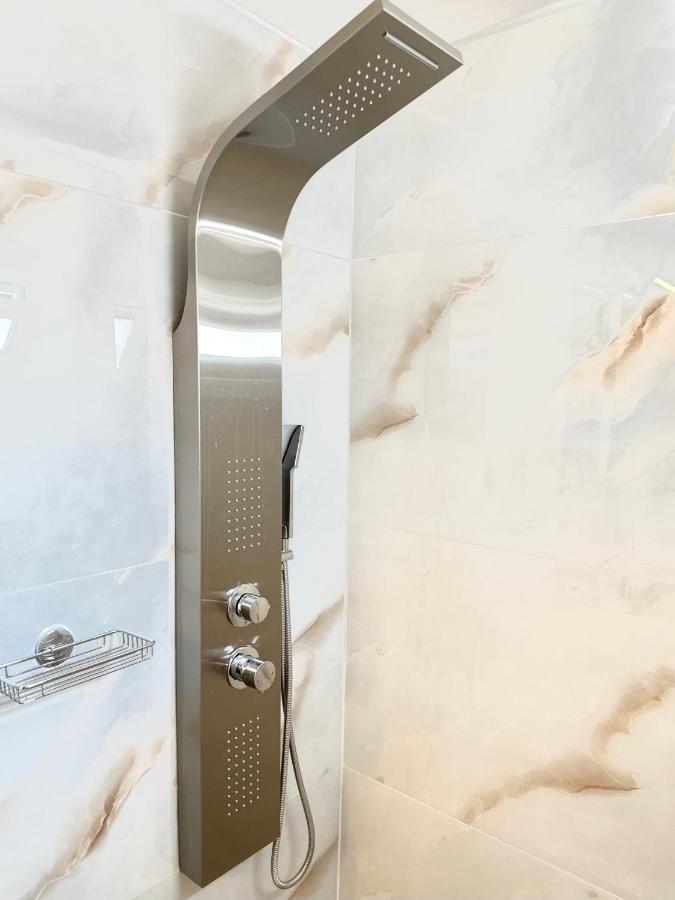 אתונה Step One | Luxury Suites Right In The Heart Of Acropolis Next To Metro Station מראה חיצוני תמונה