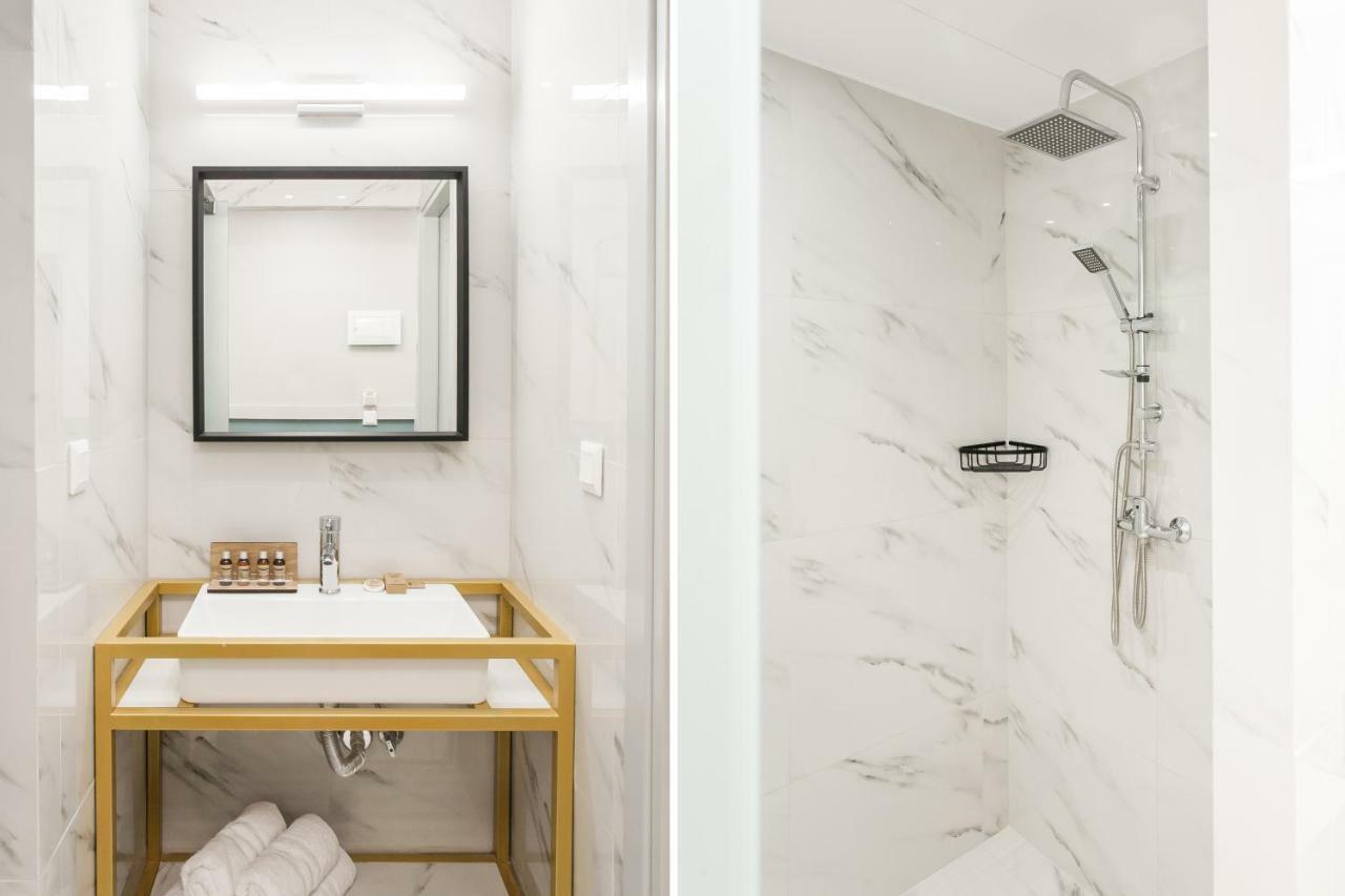 אתונה Step One | Luxury Suites Right In The Heart Of Acropolis Next To Metro Station מראה חיצוני תמונה
