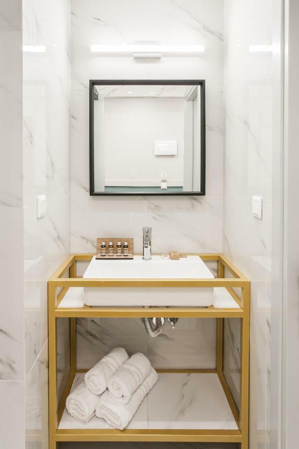 אתונה Step One | Luxury Suites Right In The Heart Of Acropolis Next To Metro Station מראה חיצוני תמונה
