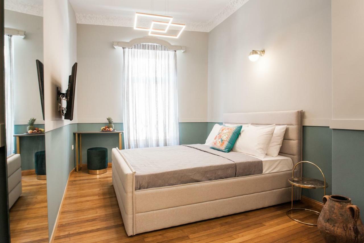 אתונה Step One | Luxury Suites Right In The Heart Of Acropolis Next To Metro Station מראה חיצוני תמונה