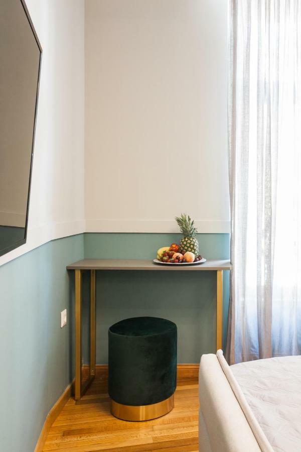 אתונה Step One | Luxury Suites Right In The Heart Of Acropolis Next To Metro Station מראה חיצוני תמונה