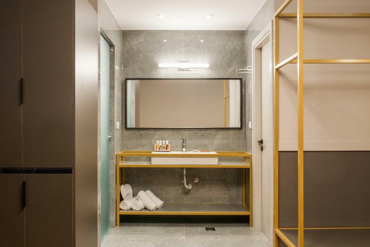 אתונה Step One | Luxury Suites Right In The Heart Of Acropolis Next To Metro Station מראה חיצוני תמונה