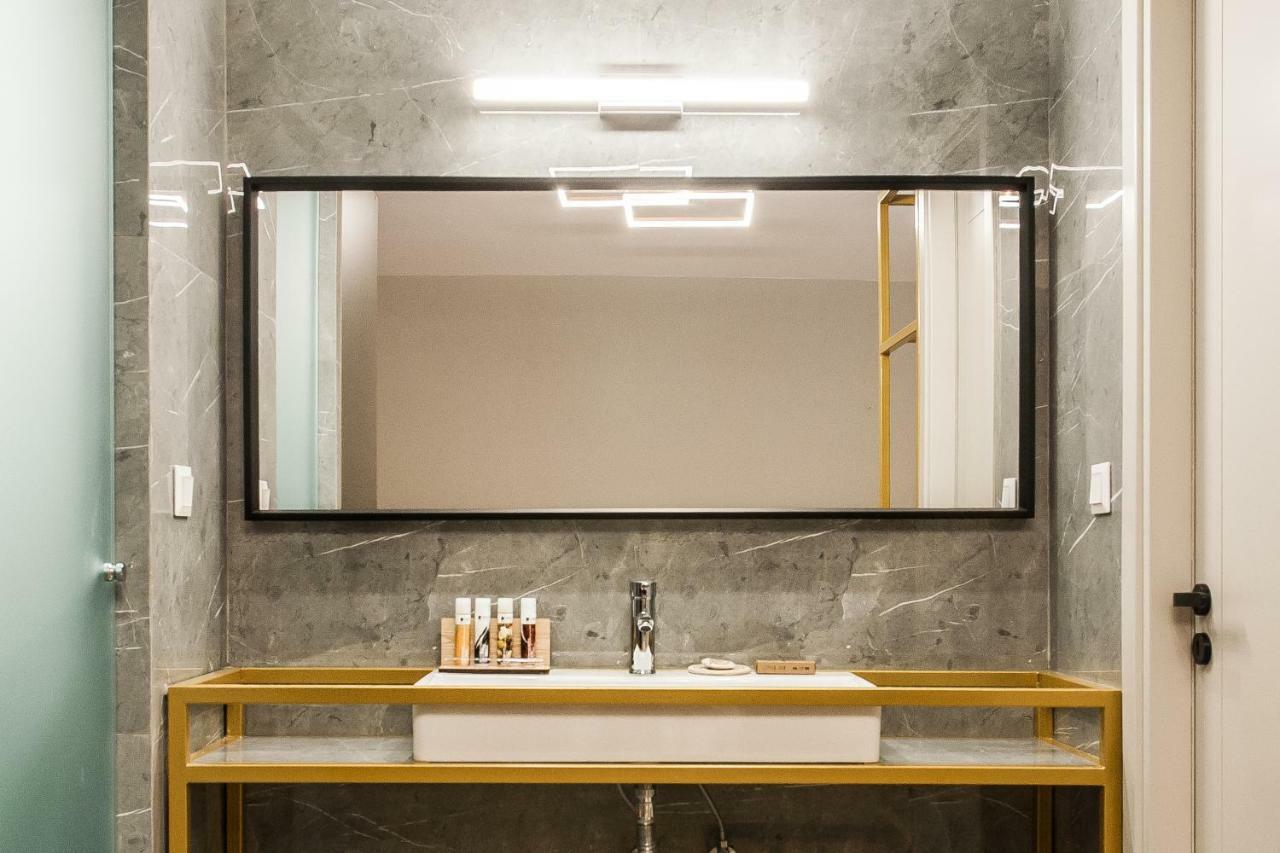 אתונה Step One | Luxury Suites Right In The Heart Of Acropolis Next To Metro Station מראה חיצוני תמונה