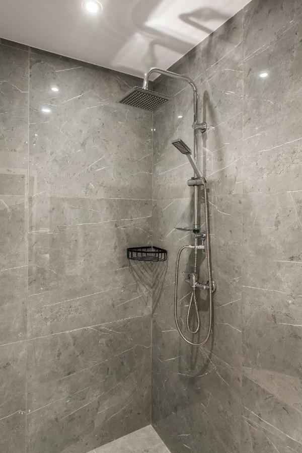אתונה Step One | Luxury Suites Right In The Heart Of Acropolis Next To Metro Station מראה חיצוני תמונה